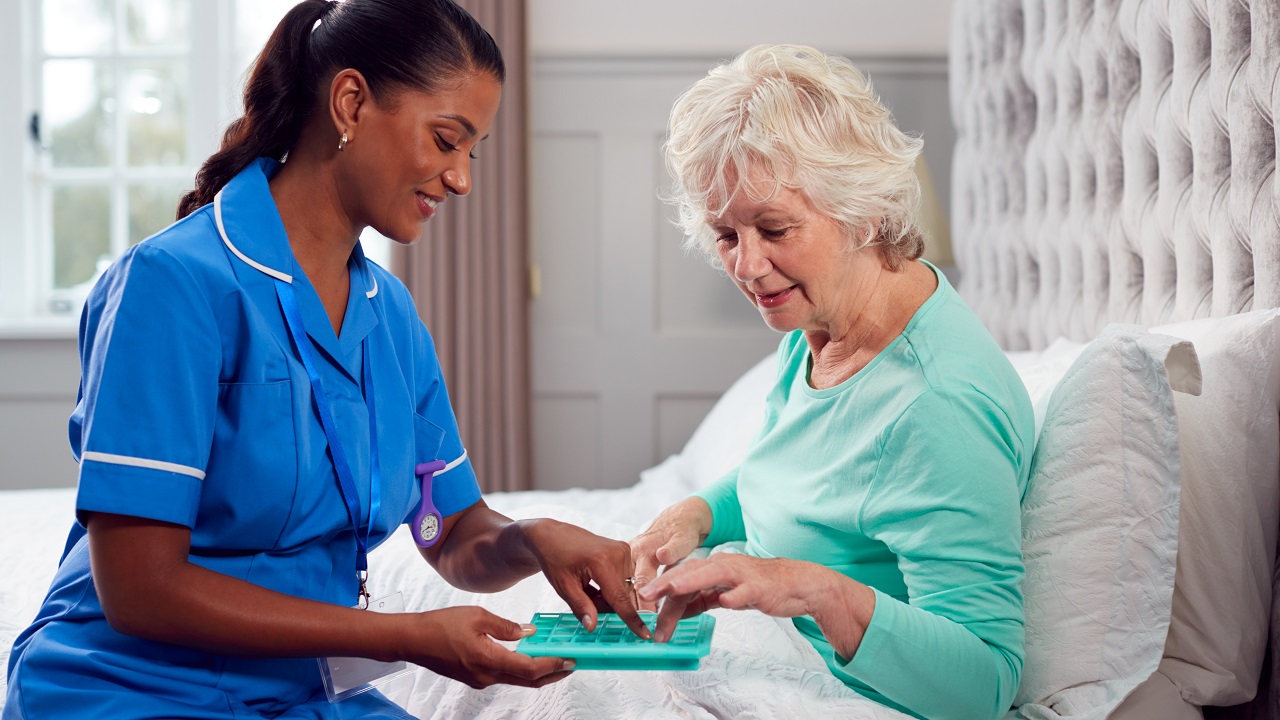 Transitional Home Care: How Care Aides Can Help Seniors After a Hospital Stay-Image