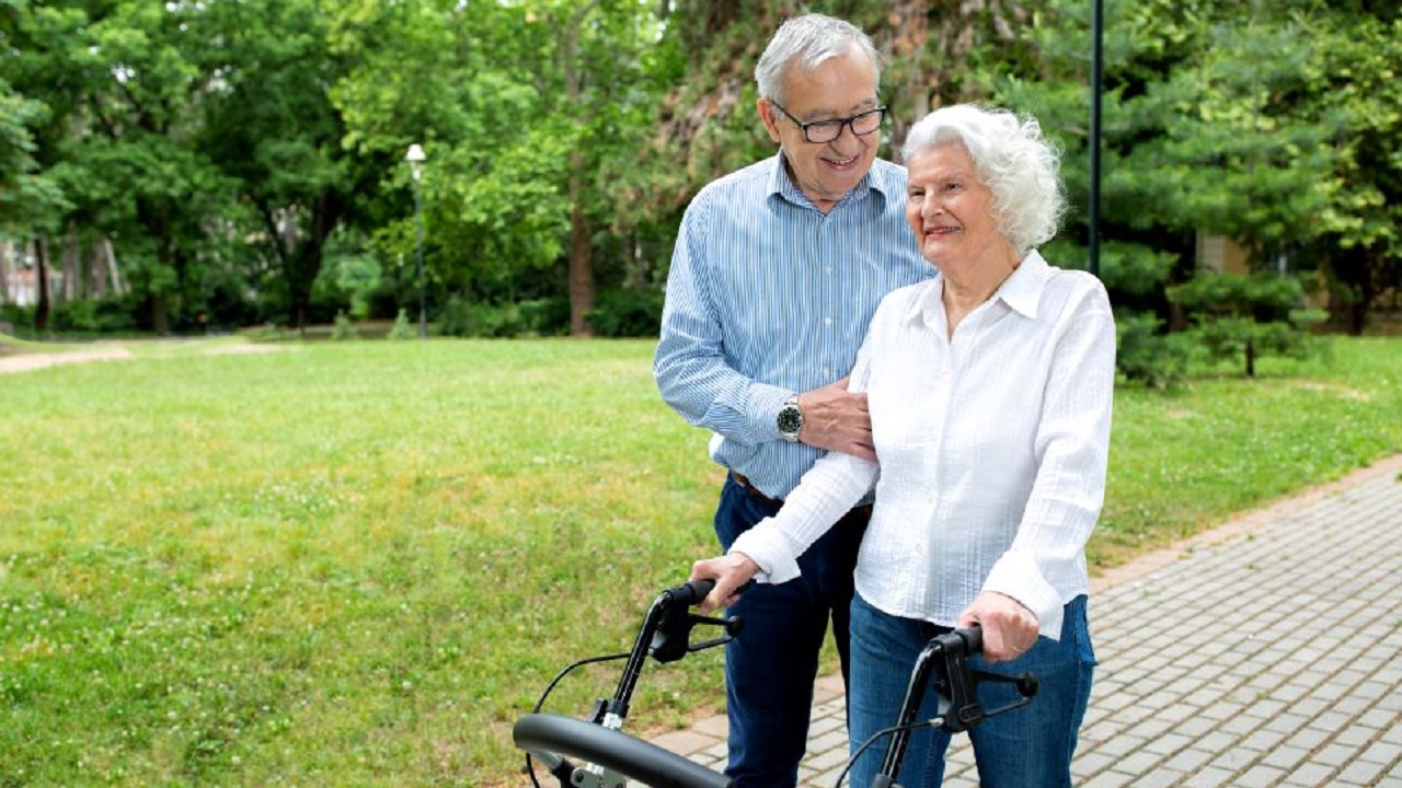 Independent Living vs. Assisted Living: Everything You Need to Know-Image